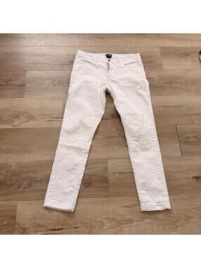 Lord + Taylor Women's Size 4 White Skinny Jeans Stretch Summer Vacation Wear